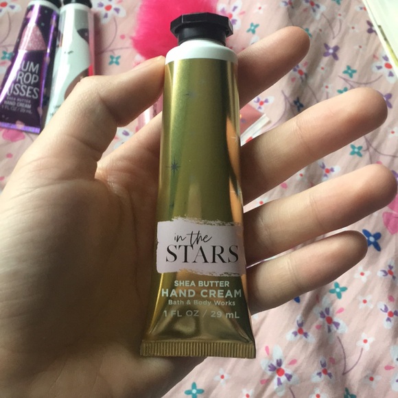 3 Hand creams & 2 shimmer glosses one’s a keychain - Picture 2 of 5